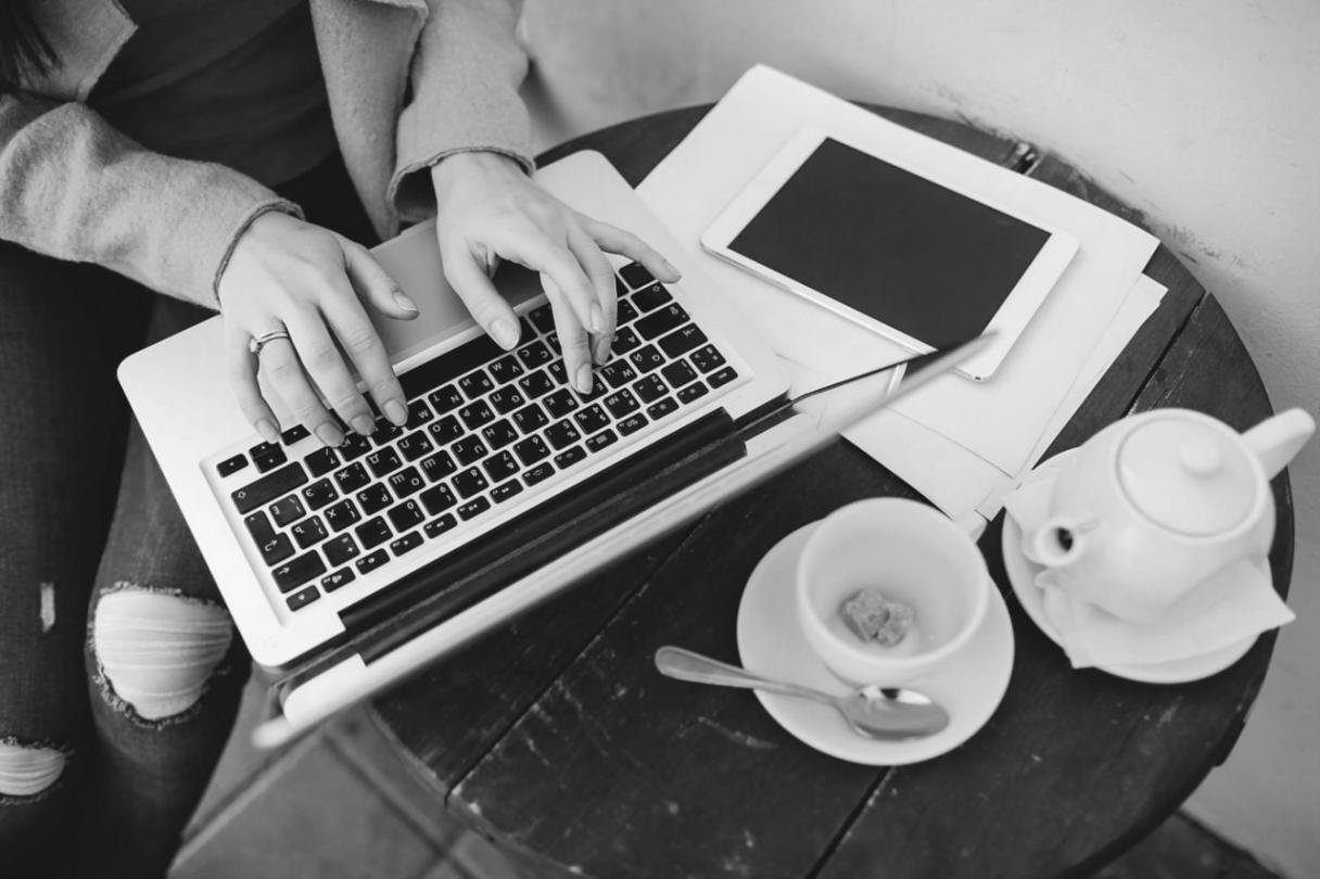 Équipe Pliqavo en session de travail sur la prévision des stocks